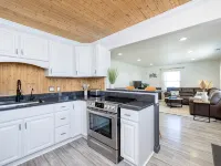 Island Cottage w/ Pool Table & Walking distance to Cranberry! Hotels in Stokes Township