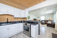 Island Cottage w/ Pool Table & Walking distance to Cranberry! - 3-Star