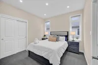22min drive to Niagara. Sleeps 10. 1GB. 5 Bd/4 Bth
