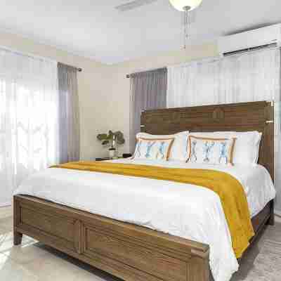 Lovely & spacious apartment in Grace Bay, Providenciales - AC, WiFi, Smart TV Rooms