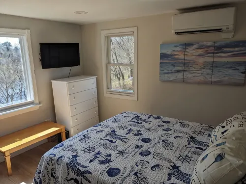 Lakefront retreat w/ deck, dock, sandy beach, 4 watercraft, <6 mins to 2 beaches - breakfast