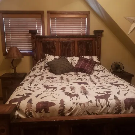 Cozy peaceful cabin with games, massage chair and fire pit! Bring your kayaks!!