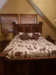 Cozy peaceful cabin with games, massage chair and fire pit! Bring your kayaks!!