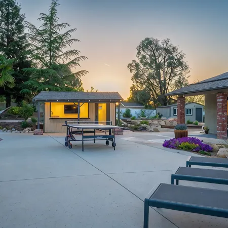 4,500 sq-ft retreat with a pool and hot tub in the middle of wine country!