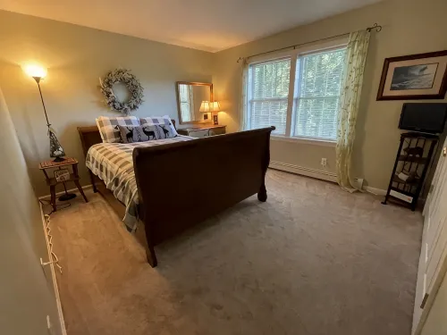 Hike, swim or ski!  3BR house in the Lakes Region. - Homestays