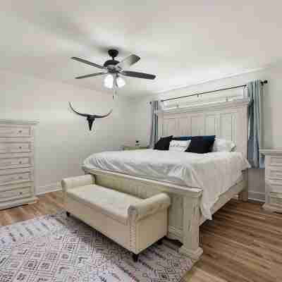Modern Getaway - Near Golf & Casinos Rooms