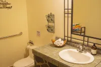 Private suite 102 with beautiful gardens, shared pool and BBQ area! - WiFi