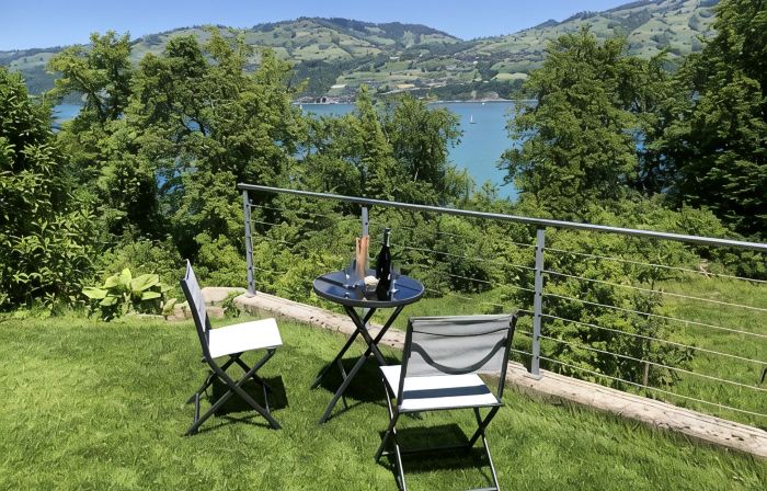Vacation apartment on Lake Thun - magnificent views of the lake and mountains