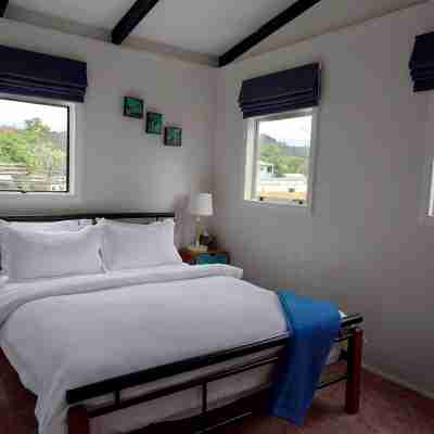 Quiet little batch just 5min walk from shops Rooms