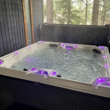 Hot Tub @ Hawkeye's Nest with Peek-A-Boo View