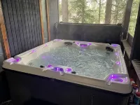 Hot Tub @ Hawkeye's Nest with Peek-A-Boo View