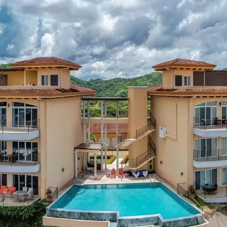 Unbelievable 3br Penthouse with amazing ocean views & private Rooftop patio