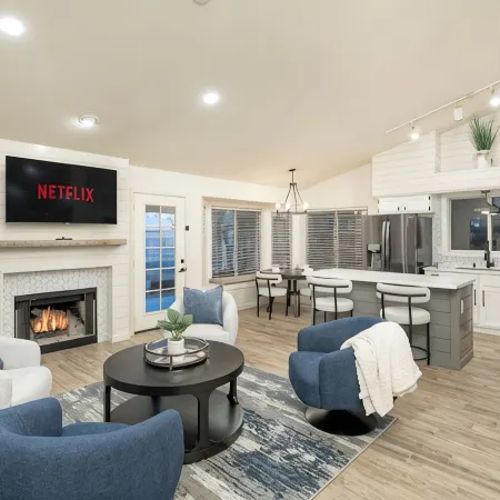 L'Amore: A Spacious 4-bedroom pool house in lovely Chandler
