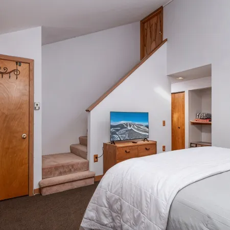 NEW Ski in/out condo with Mt views, hot tub, porch, gym & wifi!