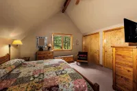 Spacious Mountain Cabin with Views, Deck, Second Living Area, New Hot Tub - 4성급