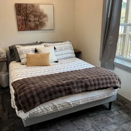 2 Bedroom - Convenient & Comfy Downtown Apartment
