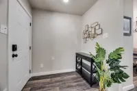 Walk to at&T Stadium & Globe Life! 3Br Home with Hot Tub & Backyard Oasis - 4-نجوم