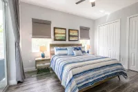 Newer Home on Lake June with Beach, Dock, Screened Patio and Hot Tub! - 4성급