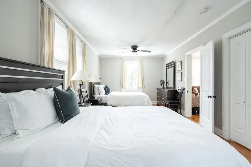 Quaint Cottage close to Vanderbilt and Downtown - บ้านพักหลังเล็ก