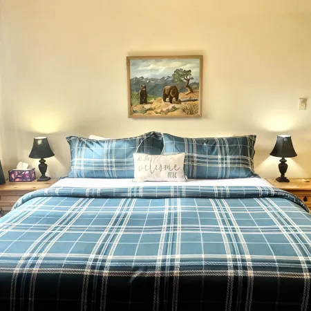 Cozy 2 Bed, 2 Bath Condo on Golf Course with Hot Tub, Sauna & Pool!