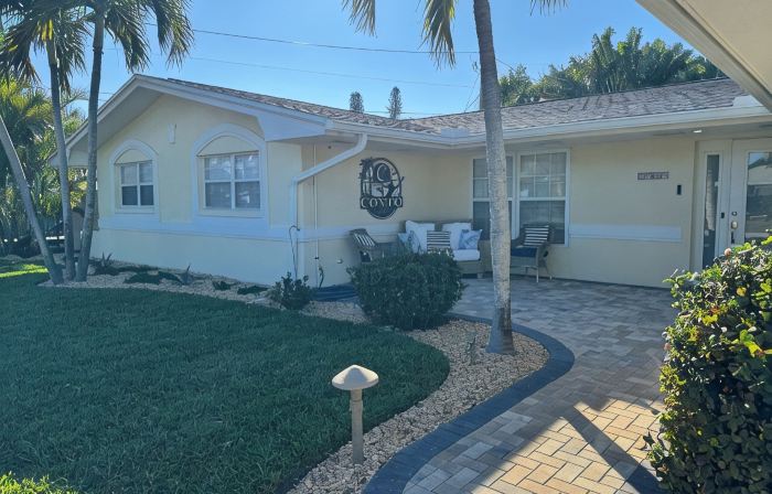 Newly renovated spacious 4BR home with pool & game room, 800m from the Beach