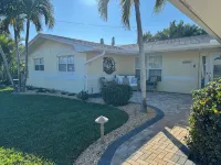 Newly renovated spacious 4BR home with pool & game room, 800m from the Beach - Boutique