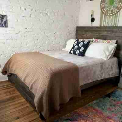 Row-home 3min drive to Central Market,Office,Patio w/ Fire Pit, Artistic Accents Rooms