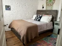Row-home 3min drive to Central Market,Office,Patio w/ Fire Pit, Artistic Accents - 4-Star