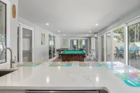 Newly renovated spacious 4BR home with pool & game room, 800m from the Beach - 4つ星