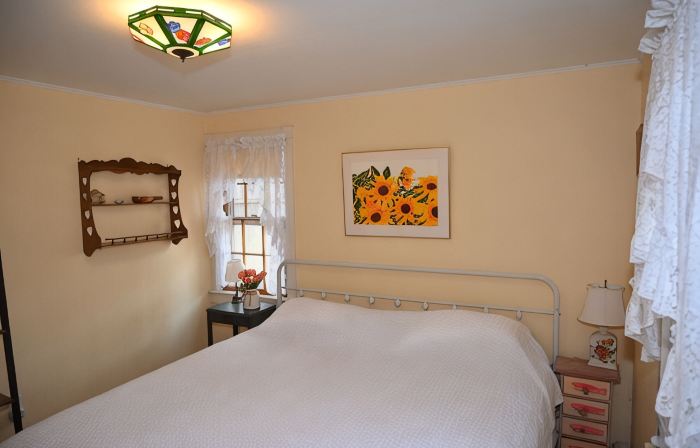 Cape Cottage with 5 beds, large deck, and less than 10 minute walk to the beach!