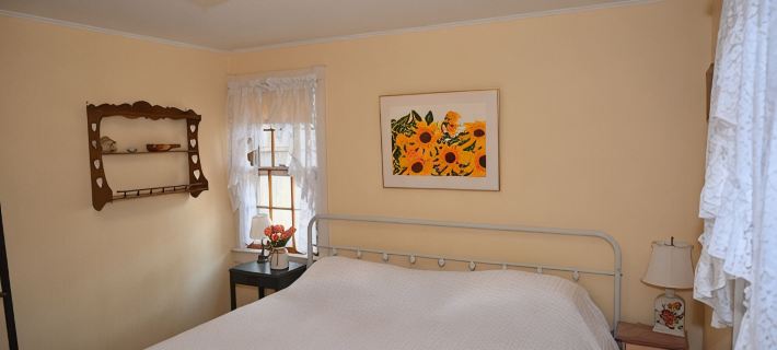 Cape Cottage with 5 beds, large deck, and less than 10 minute walk to the beach! Hotels in Eastham