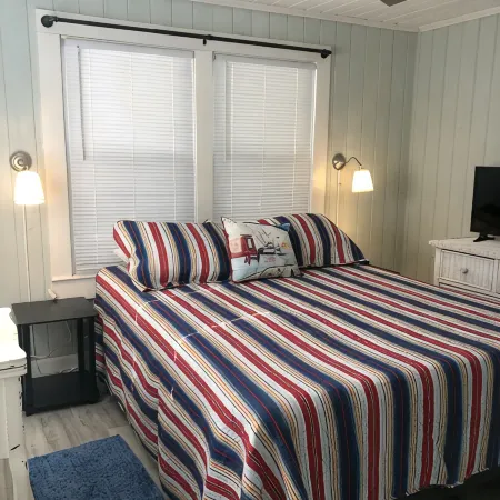 The Crab Shack! hot tub, 10 min to beach & base. newly renovated