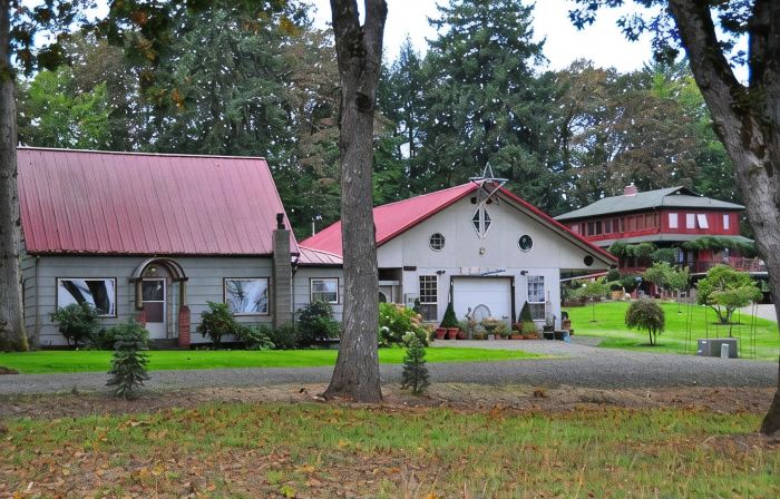 1880's Farm House on a Christmas Tree Farm 5 Minutes to Oregon State University