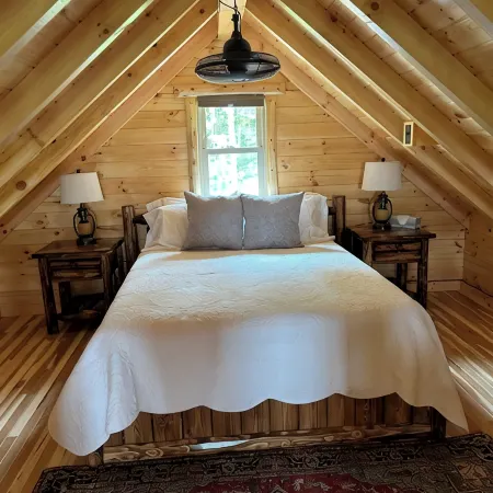 Paradise Peak Cabins “Songbird”outdoor hot tub in the heart of Amish Country