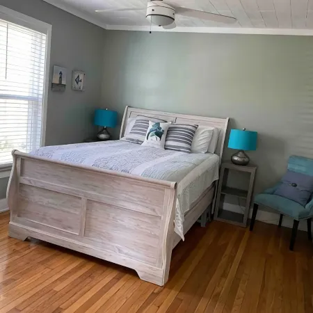 #1 cozy 1-Bdrm suite downtown with parking