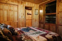 3 BR Black Bear Lodge on Pine Creek w/ Hot Tub - Chalets