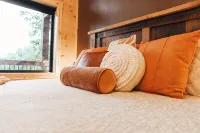 Luxury Treehouse Cabin Over Salt Creek, Cabin 2 - Boutique
