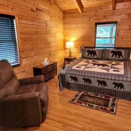 Black Bear Cabin, private and secluded!