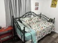 Charming 3-bedroom cottage in adorable Caseville with Beach Access, AC, and WiFi - 욕조
