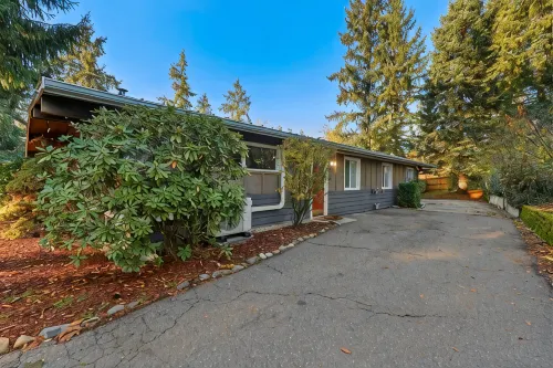 Cozy Haven with Hot Tub & AC Near Bangor Base and Hospital in Silverdale - Bungalows