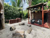 Coconut Grove Garden Cottage • Private Retreat with Free Parking & Full Kitchen - 방갈로