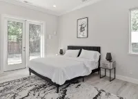 The Ayla Plan: 4BR, 3.5BA, 2600 Sq Ft, Near Campus - バスタブ