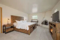 Private and Spacious Home Near the Plaza with Mountain Views! - マウンテンビュー