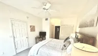 The Captain’s Quarters - WALK TO BEACH! - Homestays