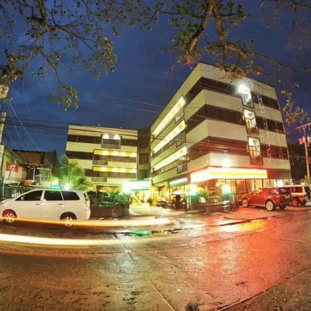 Holiday Plaza Hotel