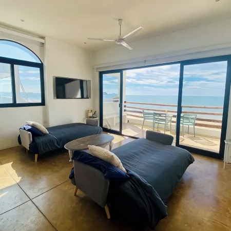 Brandnew beachfront apartment! Great view, private balcony, large shared terrace