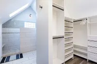 Newly  renovated, centrally located home with private gate, RV parking & Hot Tub - Bintang 4