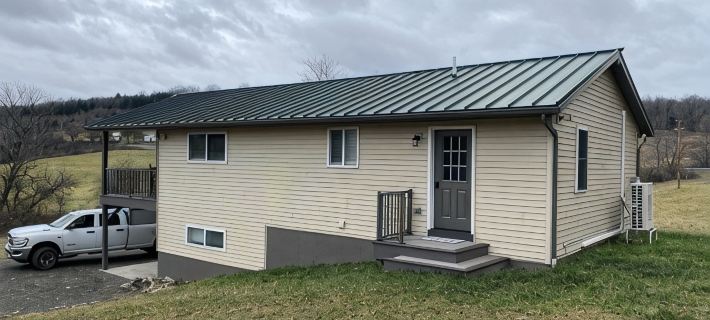 Family friendly cottage, covered deck, close to lake to fish, swim, and boat Hotels in Broome County