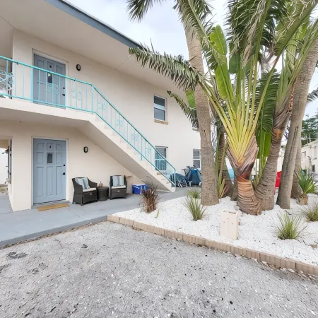 Cozy Coastal Getaway - 2 min Walk to Beach & Village, Shops & Restaurants
