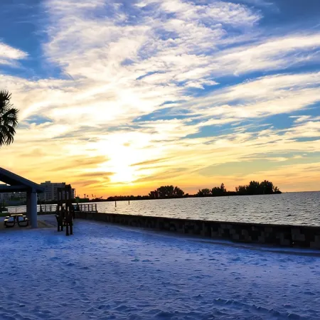 Sunset Lagoon. In the heart of Hudson. Waterfront. 2 minute walk beach/dining